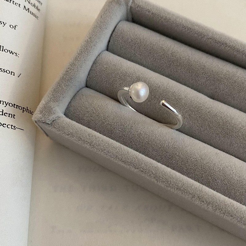 Single Pearl Minimal Silver Ring